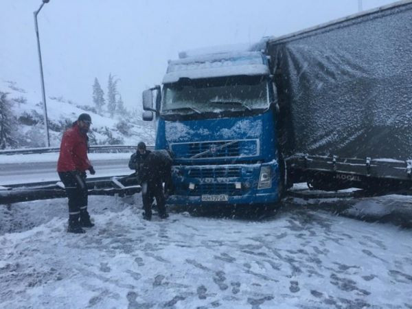 TEM Otoyolu, makas atan tır sebebiyle kapandı