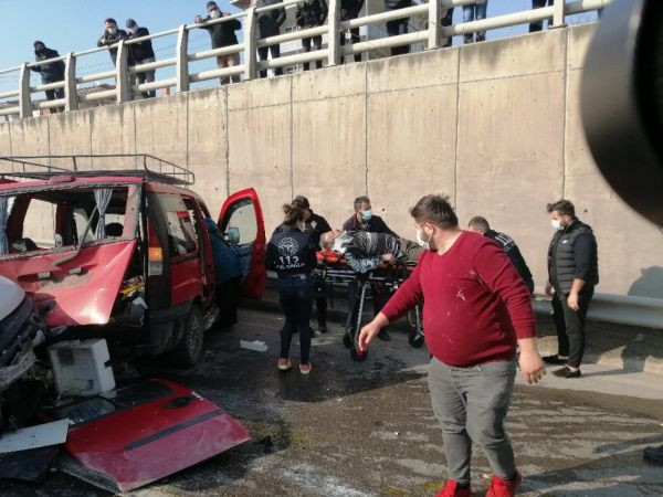D-100’de 2 hafif ticari araç çarpıştı: 1’i ağır 2 yaralı