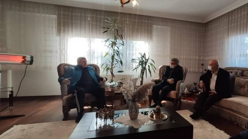 Vekili de pijamayla karşılamazsın be!