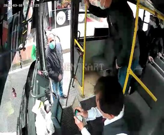"Durak ilerde" diye uyaran otobüs sürücüsünü böyle darp etti