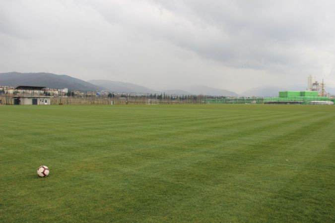 Boş araziyi kamyonlar dolusu malzeme ile dev spor tesisine dönüştürdüler