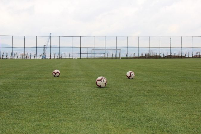 Boş araziyi kamyonlar dolusu malzeme ile dev spor tesisine dönüştürdüler