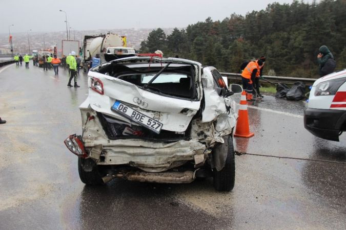 4 kişinin yaralandığı zincirleme trafik kazası, TEM’i trafiğe kapattı