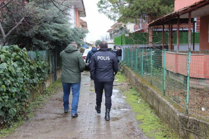 Park halindeki aracı av tüfeği ile kevgire çevirdiler