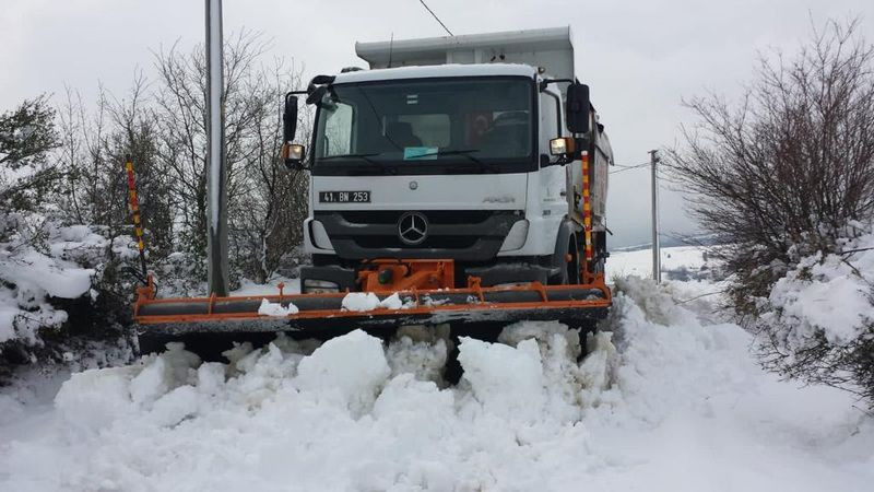 İzmit Belediyesi köy yollarını ve ara sokakları sürekli açık tutuyor