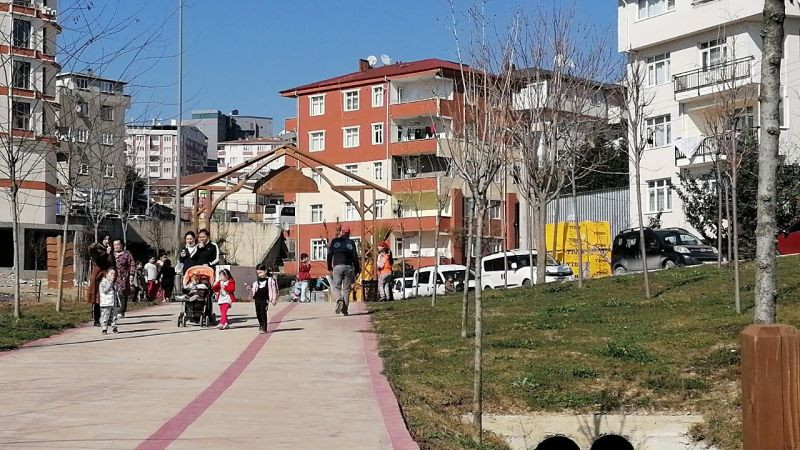 Sıcağa aldanan vatandaşlar kısıtlamayı unuttu, parkları doldurdu