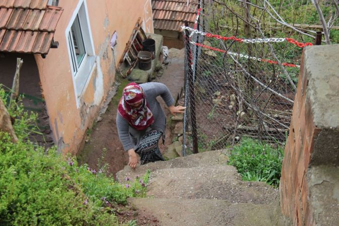 Bir boya sandığı, tek gözü görmeyen baba, 5 kişilik aile
