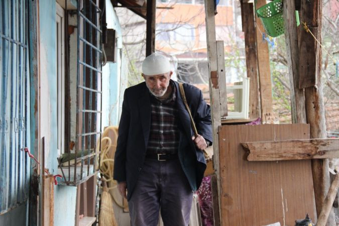 Bir boya sandığı, tek gözü görmeyen baba, 5 kişilik aile