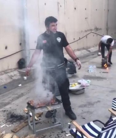 Polis, iftar saatinde yaptığı bu hareketiyle yürekleri ısıttı