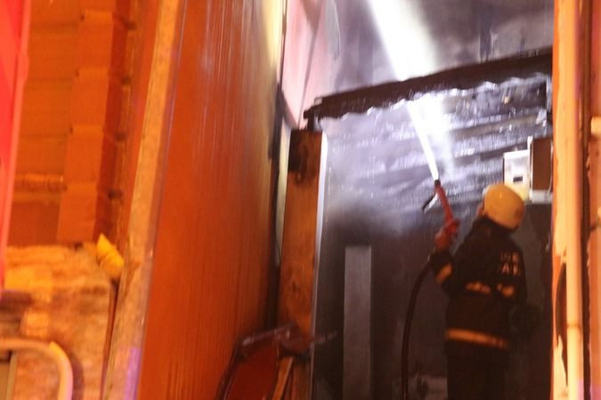 Elektrik kontağından çıkan yangın 5 kişiyi hastanelik etti