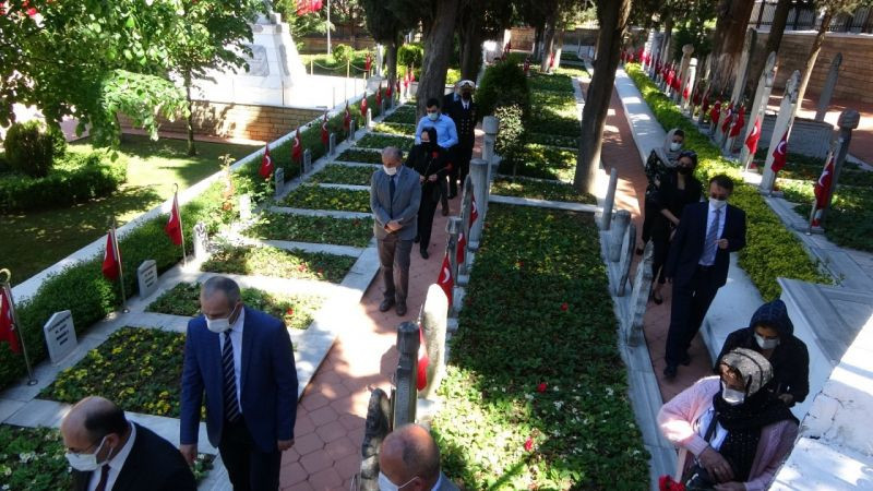 Şehitliklerde buruk bayram arifesi