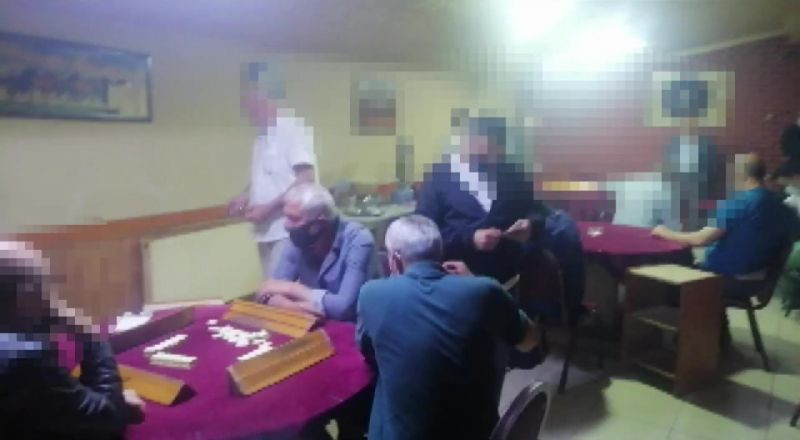Yasakları delip kumar oynayan 24 kişi polise yakalandı