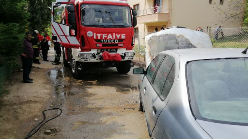 Markete gitmek için bindikleri otomobil bir anda alev aldı