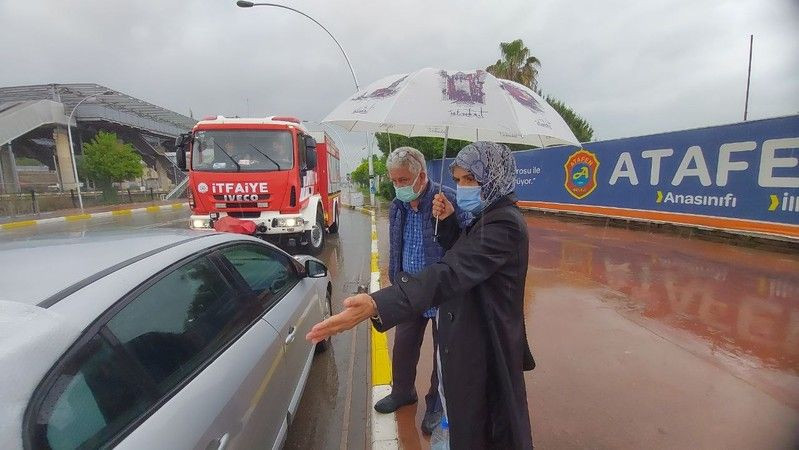 Kocaeli’de seyir halindeki aracın bir anda camı patladı