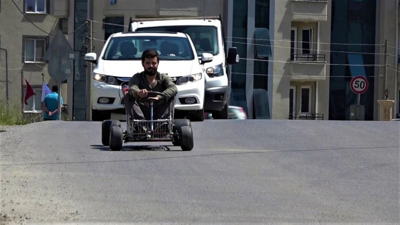 Alışveriş sepetinden araba icat etti, 120 kilometre hız yapabiliyor