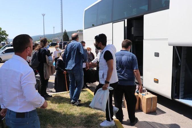 'Lastik patladı' yalanı ile 24 yolcuyu TEM’in kenarına terk etti
