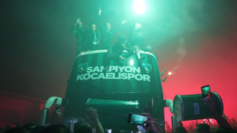 Kocaelispor şampiyonluk kupası ile şehir turu attı