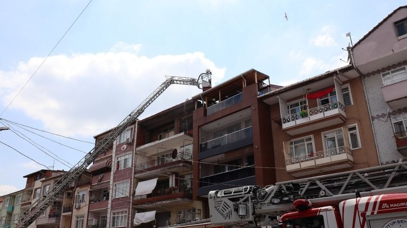 5 katlı binanın çatısında yangın çıktı