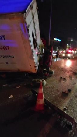 D-100’de kamyon ile kamyonet çarpıştı: 3’ü ağır 5 yaralı
