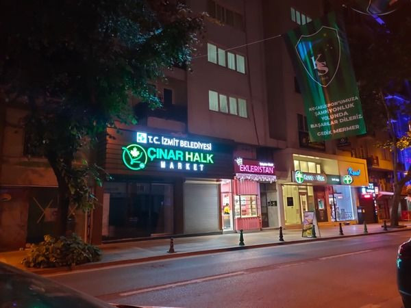 İzmit Belediyesi marketinin tabelasını astı!
