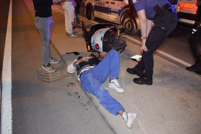 Motosiklet savruldu, sürücü ve arkadaşı yaralandı