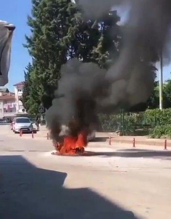 Yeni aldığı motosikleti alev alev yandı, kendisi hastanelik oldu