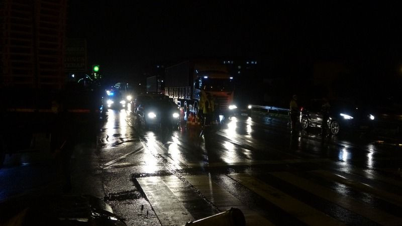 Refüje çıkarak tabelaya çarptı: 1 yaralı