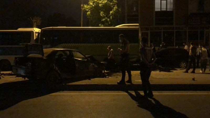 Düğün konvoyundaki araç park halindeki araçlara çarptı!