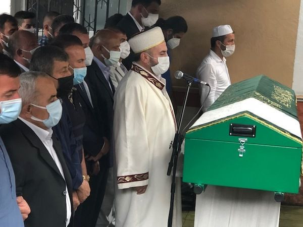Üzülmez son yolculuğuna uğurlandı