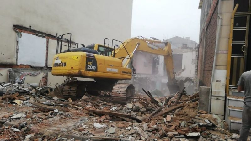 İzmit’teki metruk bina yıkıldı