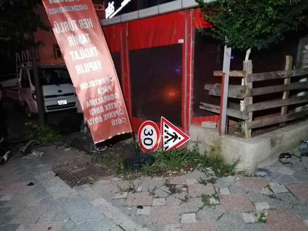 Park halindeyken freni boşalan tır ortalığı savaş alanına çevirdi