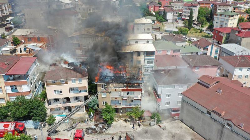 Binanın çatı katında çıkan ve üç binaya daha sıçrayan yangın söndürüldü