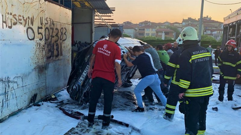 Otomobil tamir edilirken alev aldı!