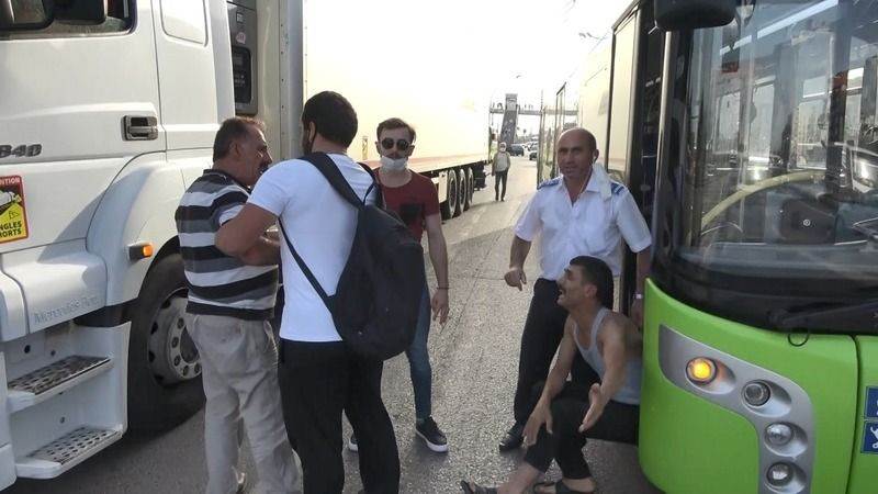 Bariyerlere sıkışan otomobilden çıkıp tır sürücüsüne sopayla saldırdılar