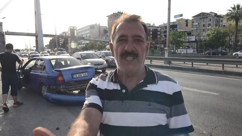 Bariyerlere sıkışan otomobilden çıkıp tır sürücüsüne sopayla saldırdılar