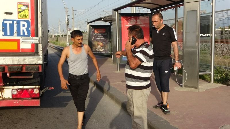 Bariyerlere sıkışan otomobilden çıkıp tır sürücüsüne sopayla saldırdılar