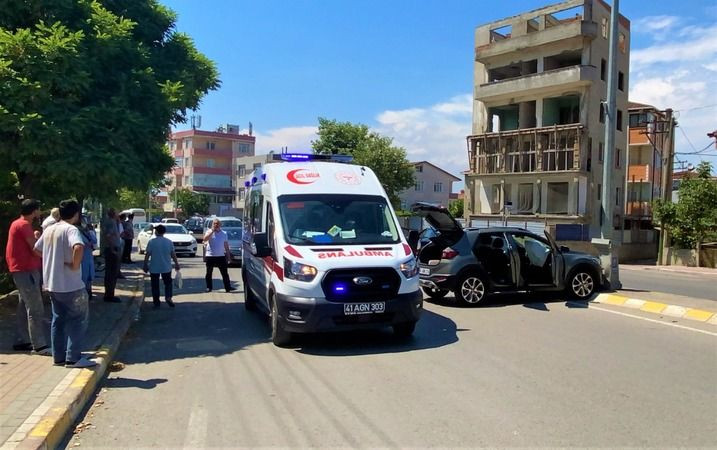 Önce araca, sonra direğe çarptı: 1’i çocuk 3 yaralı
