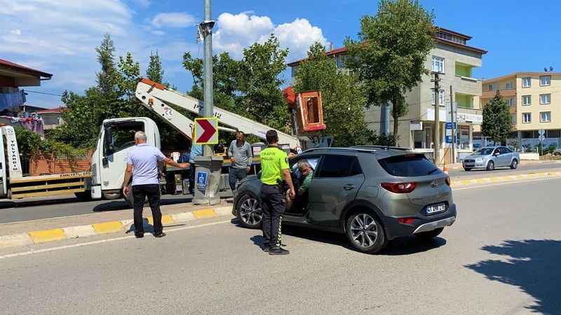 Önce araca, sonra direğe çarptı: 1’i çocuk 3 yaralı