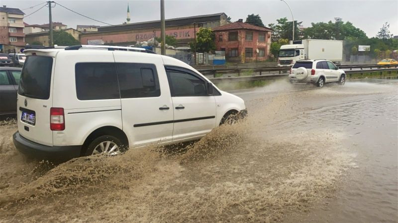 Göle dönen yolda araçlar zor anlar yaşadı