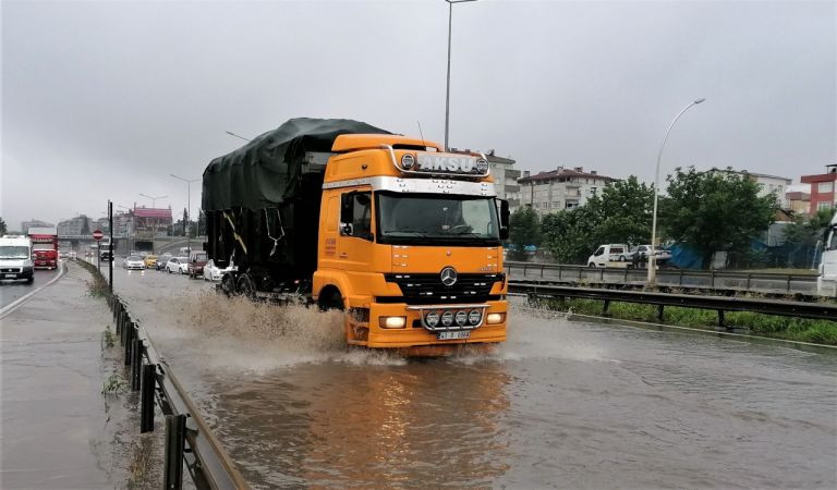 Göle dönen yolda araçlar zor anlar yaşadı