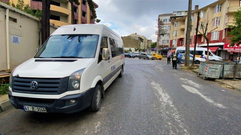 Ters yönden giden servis minibüsü motosikletli kuryeyle çarpıştı