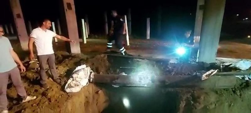Lağım çukuruna düşen tosun, kepçeyle kurtarıldı