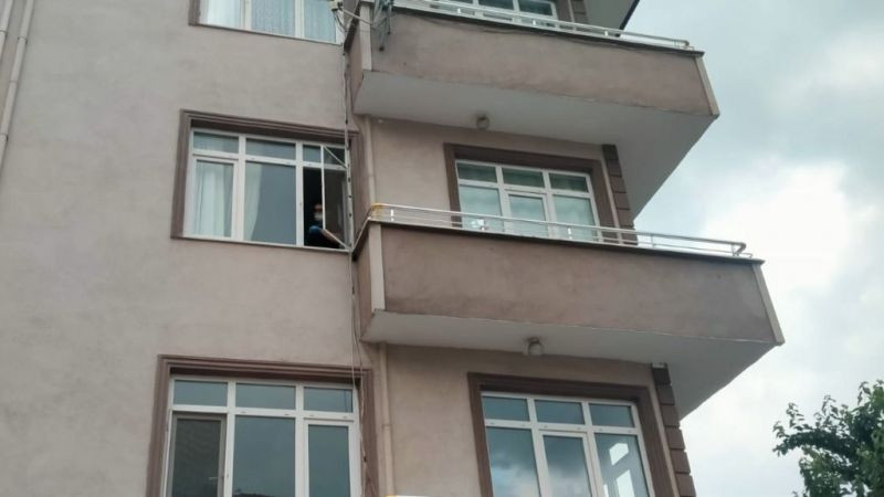 Kocaeli'de 2 yaşındaki çocuk, 3. kattan düştü