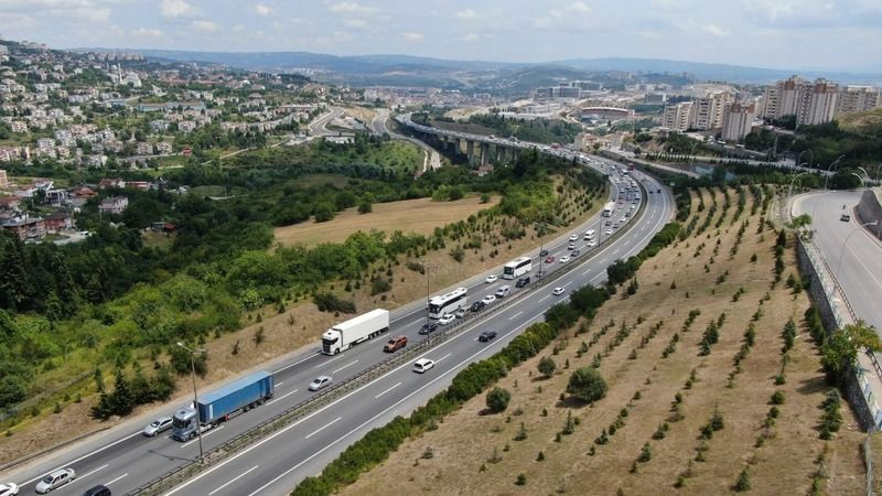 Bayram dönüşü zincirleme kaza TEM’i kilitledi