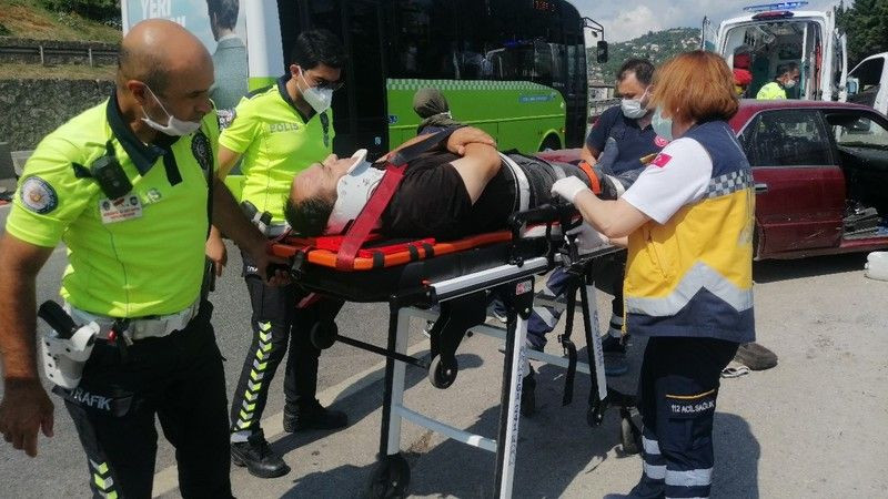 D-100'de otomobil bariyerlere çarptı