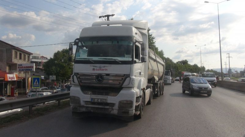 Kocaeli’de tır ile otomobil çarpıştı: 2 yaralı