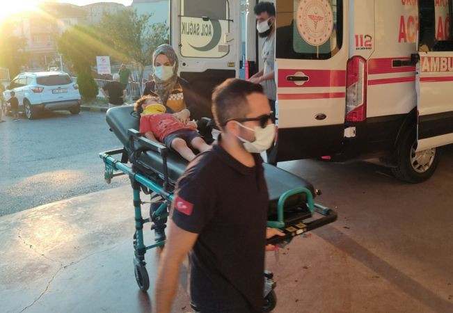 Balkondan düşen çocuğu ölümden marketin tentesi kurtardı