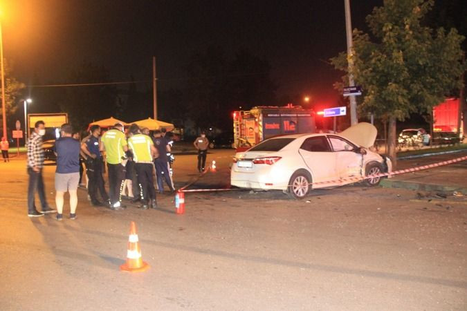 İki otomobil kafa kafaya çarpıştı yaralılar var!