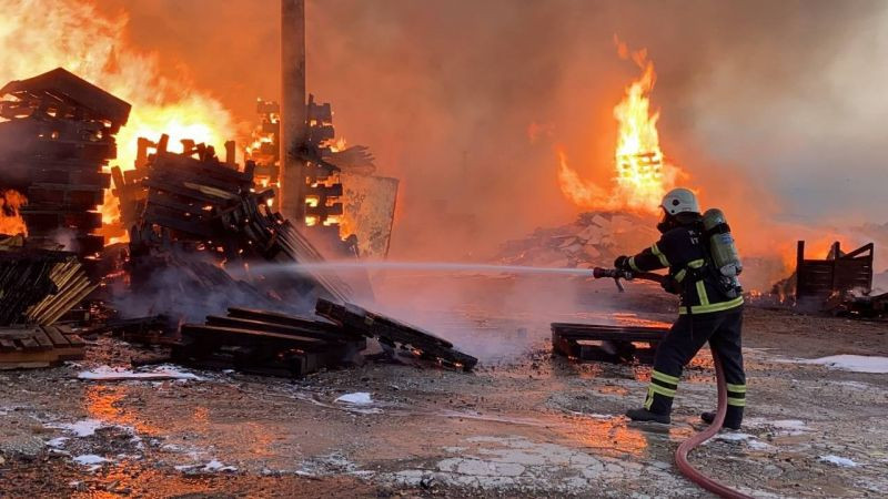 Kocaeli’de palet deposu alevlere teslim oldu