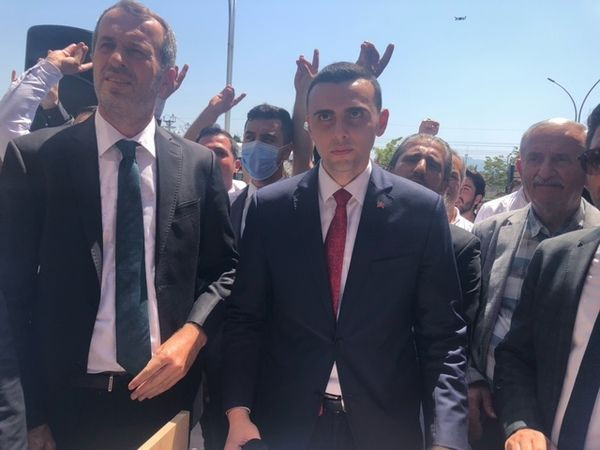 MHP’li Başkan kurban keserek göreve başladı “Ülkücü Başkan nasıl olur göstereceğim”